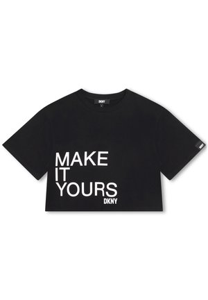 Sort crop top med korte ærmer, hvid tekst der siger "MAKE IT YOURS" og små DKNY-logoer på front og ærmemærke.