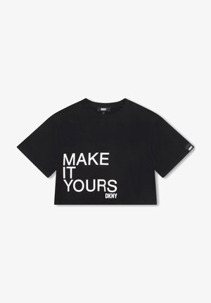 Sort crop top med korte ærmer, hvid tekst der siger "MAKE IT YOURS" og små DKNY-logoer på front og ærmemærke.