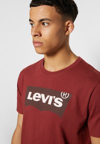 Levi's® GRAPHIC CREWNECK TEE - T-shirts med print - color port