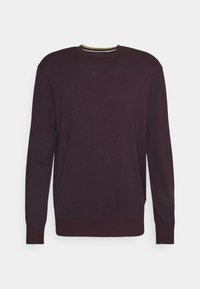 Weinrote Langarm-Pullover mit Rundhalsausschnitt, ausgestattet mit gerippten Bündchen und Saum, der einen kontrastierenden Streifen am Ausschnitt aufweist. Aus weichem Stoff gefertigt.