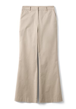 Beige wijde broek met riemlussen en steekzakken aan de voorkant, een ritssluiting aan de voorkant en gladde stof, platliggend op een witte achtergrond.