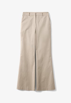 Beige wijde broek met riemlussen en steekzakken aan de voorkant, een ritssluiting aan de voorkant en gladde stof, platliggend op een witte achtergrond.