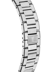 Bracelet de montre en acier inoxydable avec un design de maillons rectangulaires, présentant une finition brossée et un détail de logo central dans un panneau rectangulaire.