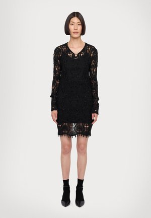 Schwarzes Häkelkleid mit V-Ausschnitt, langen Ärmeln, filigranen floralen Mustern und einem gewellten Saum mit Perlenakzenten.