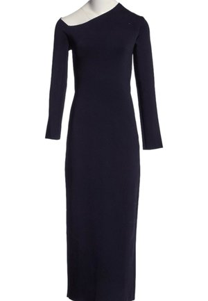 Robe noire à manches longues avec une silhouette ajustée et un décolleté asymétrique dévoilant une épaule.