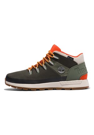 Buty trekkingowe w kolorze oliwkowej zieleni i czerni z pomarańczowymi sznurowadłami i kołnierzem, szarą naszywką z logo oraz beżową podeszwą z brązowym bieżnikiem.