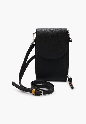 Sac bandoulière en cuir noir texturé avec fermeture à rabat, poche latérale zippée et sangle ajustable comportant un petit accent en cuir beige.