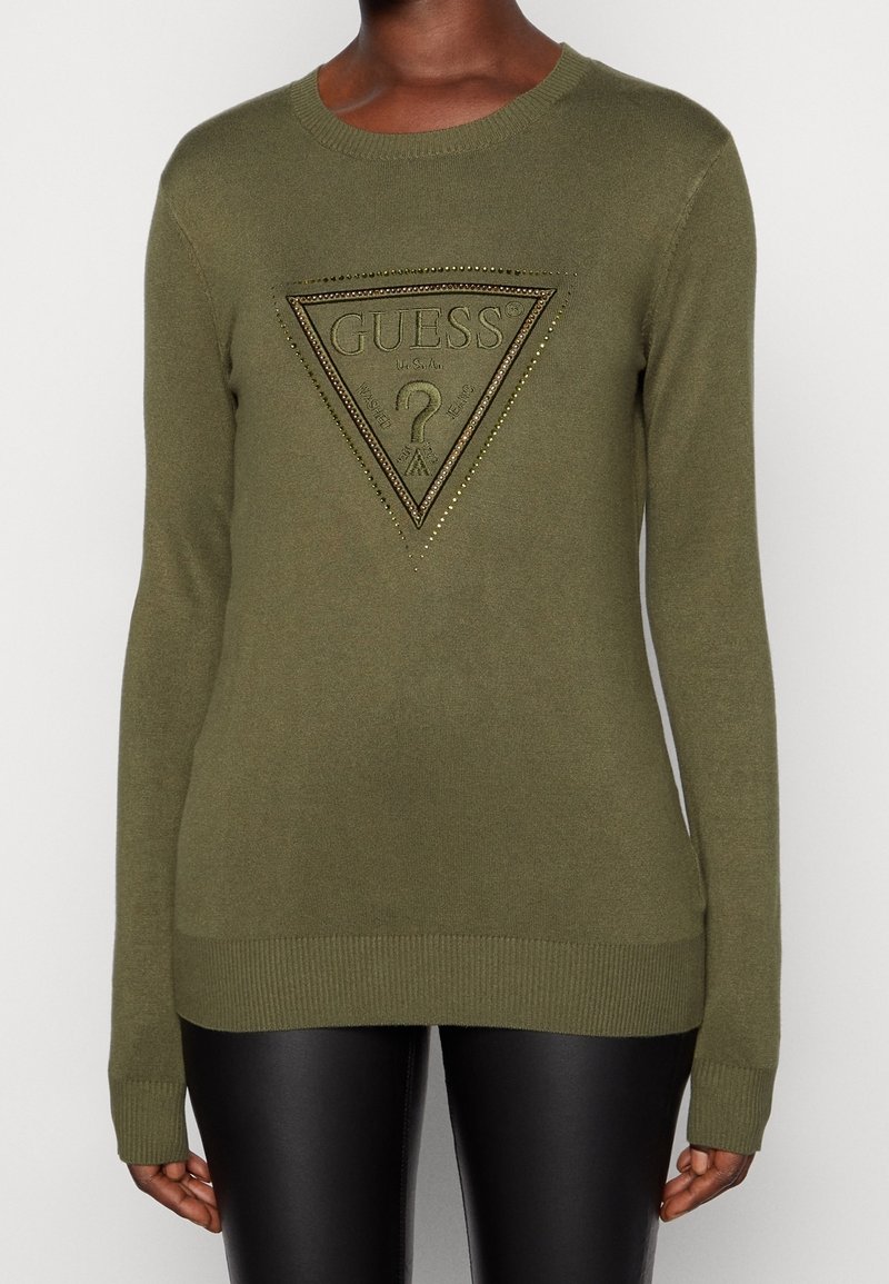 Maglione verde oliva con maniche lunghe, scollatura a girocollo, caratterizzato da un logo triangolare in rilievo tono su tono con borchie al centro, polsini e orlo a coste.
