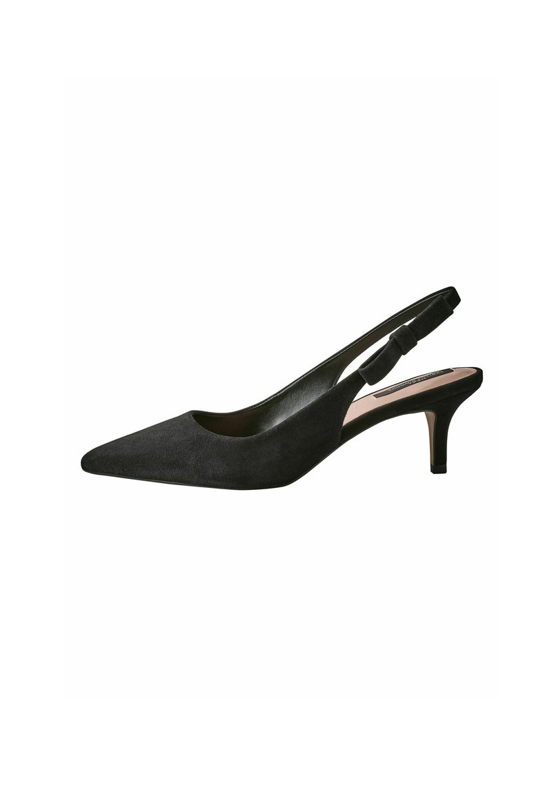 Musta mokkanahkainen slingback-korkokengät, jossa on terävä kärki, matala korko ja sivuleikkaukset. Kengissä on koristeellinen satiinirusetti nauhassa.