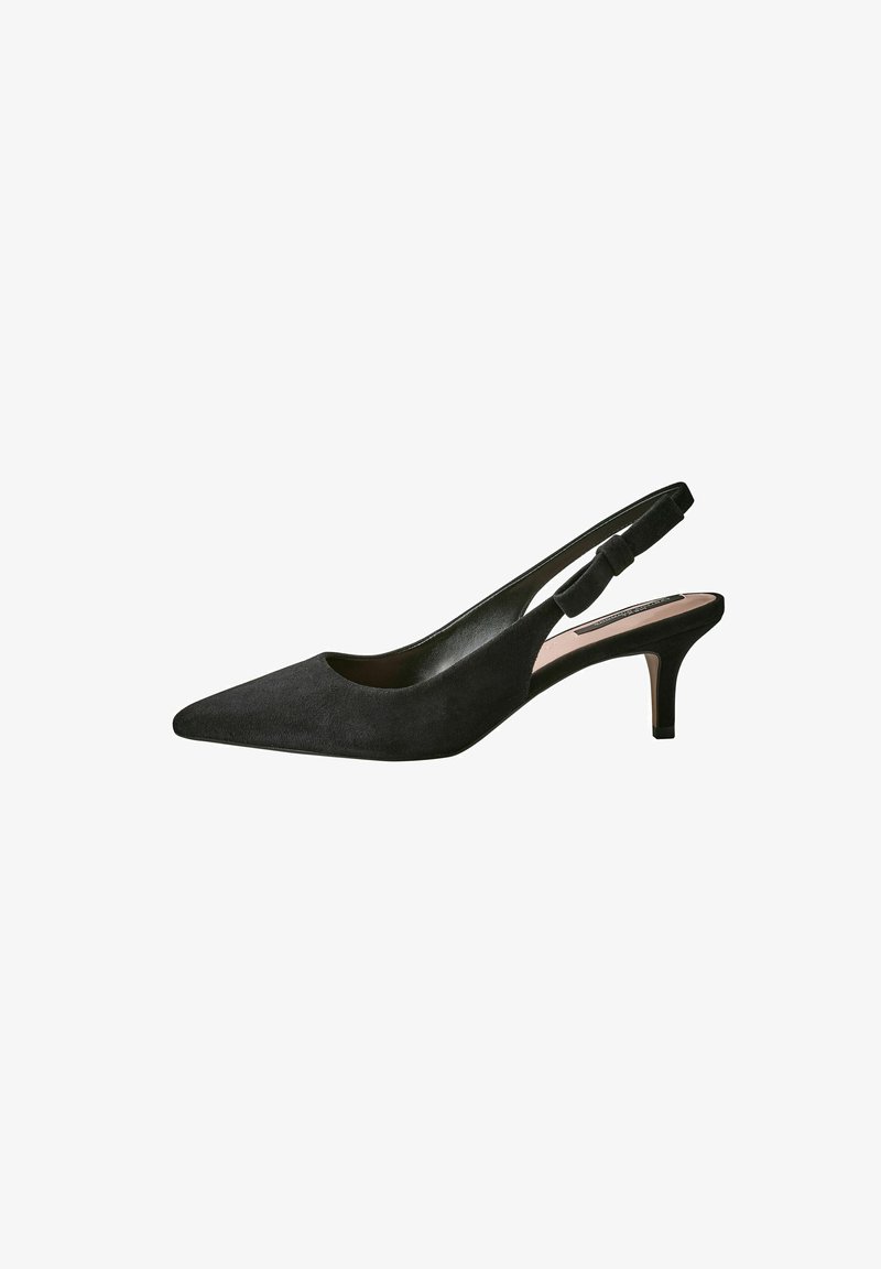 Tacco slingback in suede nero con punta affilata, tacco basso e ritaglio laterale. Presenta un fiocco decorativo sulla cinghia.