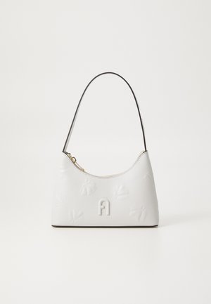 Witte handtas met een gebogen vorm, geperste bladvormen en een zwarte schouderriem. Beschikt over een gouden ritsluiting.