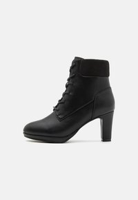Botine negre cu șiret, realizate din piele netedă, cu un manșon din suede și un toc bloc de 7,5 cm, având vârful rotunjit și un design minimalist.