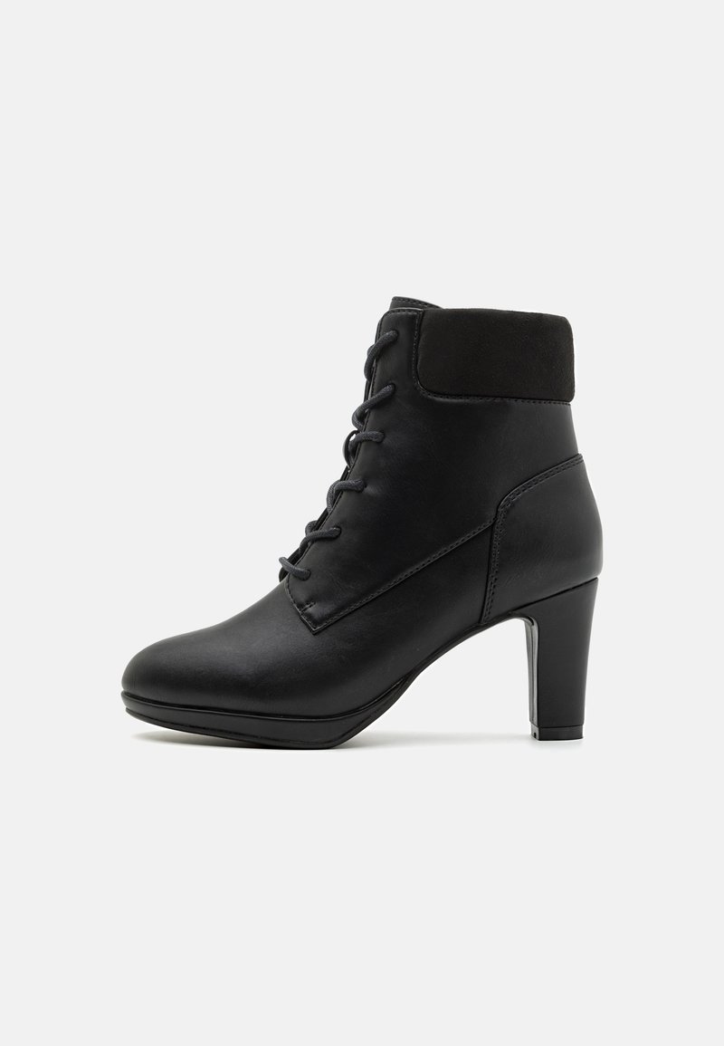 Botine negre cu șiret, realizate din piele netedă, cu un manșon din suede și un toc bloc de 7,5 cm, având vârful rotunjit și un design minimalist.