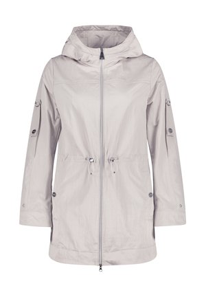 Lys grå, vandtæt jakke med hætte, justerbar snor i taljen og sidelommer. Har lynlås foran og knapdetaljer på ærmerne.