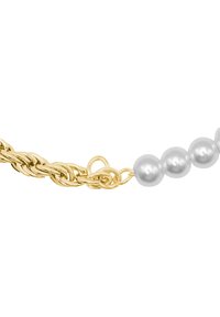 Catene d'oro attorcigliate si collegano a perle d'argento lisce e rotonde, creando un contrasto visivo di texture lungo la collana.