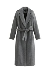 Manteau gris en chevrons avec un design ajusté, des revers en angle, des manches longues et une ceinture assortie à la taille. Tissu texturé.