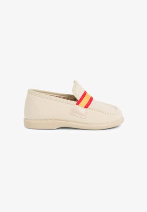 Scarpa slip-on in canvas beige con punta rotonda, fascia elastica con strisce rosse, gialle e arancioni, e suola testurizzata.