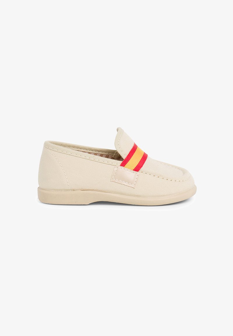 Scarpa slip-on in canvas beige con punta rotonda, fascia elastica con strisce rosse, gialle e arancioni, e suola testurizzata.