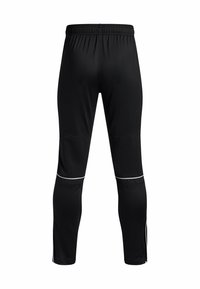 Zwarte sportbroek met elastische tailleband, kniedetail, reflecterende strepen boven de knieën en zijritsen op de onderbenen, getoond vanuit de achterkant.