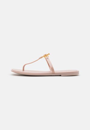 Rosa plastisk flip-flop sandaler med en smal stropp og dekorativt hardware i gulltone, flat såle med teksturert grep.