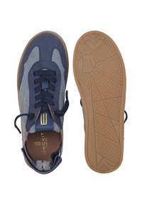 Baskets en cuir bleu avec un panneau gris, des lacets foncés et une semelle en caoutchouc. Présente un logo doré sur la languette et sur le côté. Taille 37.