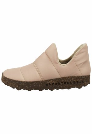 Slip-On-Schuh aus hellpinkem Stoff mit gestepptem Design, ausgestattet mit einer strukturierten braunen Korksohle und gewelltem Rand. Akzente sind geprägt.