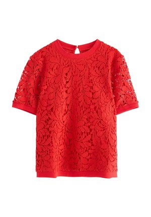 Blusa rossa a maniche corte con sovrapposizione di pizzo floreale, scollatura rotonda e chiusura posteriore con bottone piccolo.