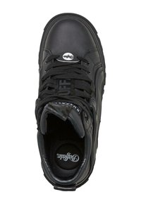 Zwarte hoge sneaker met dikke zool, gewatteerde kraag en logo op de tong, binnenzool en veterlabel, gezien van boven.