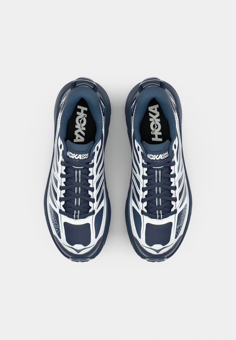 Marina löparskor med vita accenter, ovandel i mesh, dämpad sula och tjock gummiyttersula. Har snörning och logotyp på plösen.