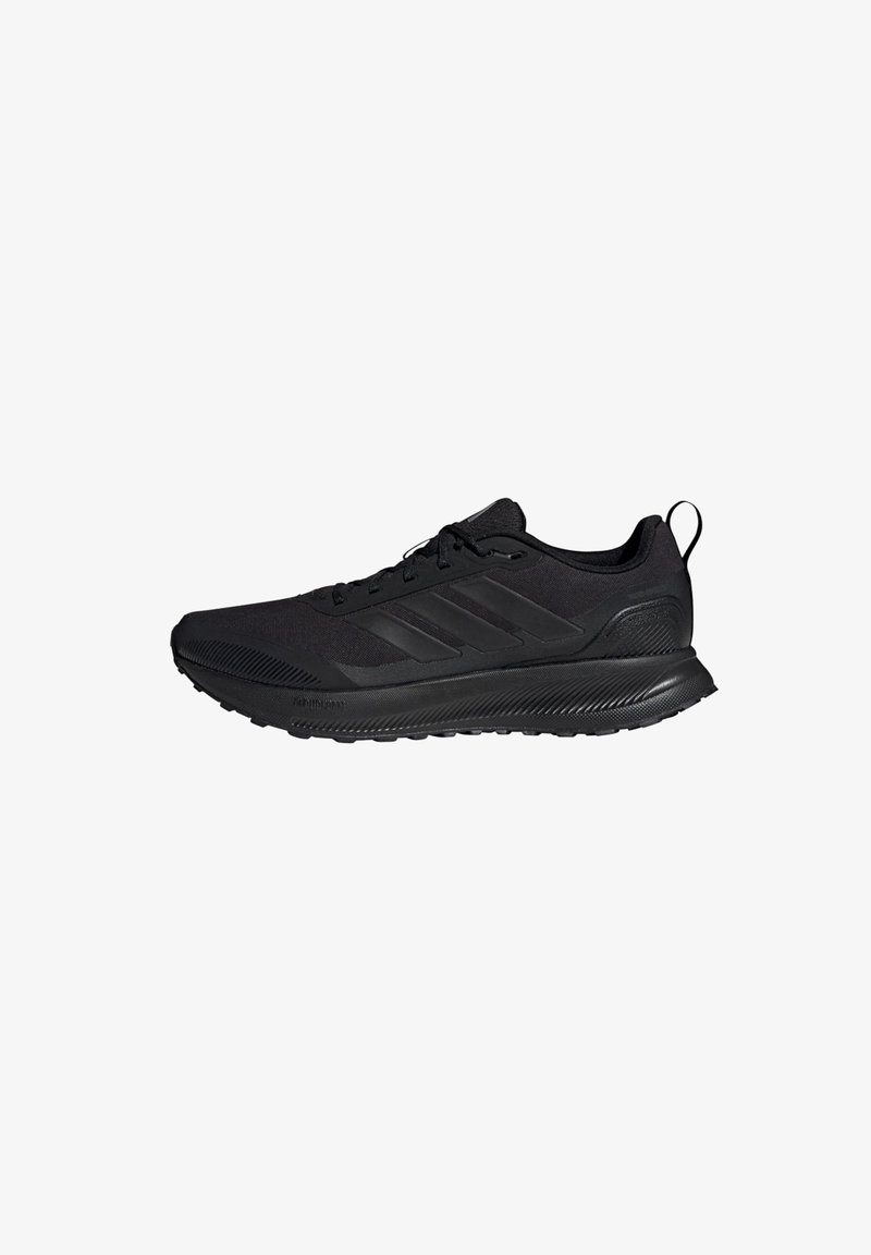Chaussure de sport noire avec une tige en tissu texturé, dotée de trois bandes horizontales, d'un col rembourré et d'une semelle en caoutchouc durable.