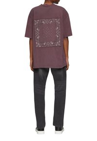 Overmatige, korte mouwen, kastanjebruine T-shirt met een bandana print op de achterkant. Gemaakt van katoen, met een relaxte pasvorm en een lichte textuur.