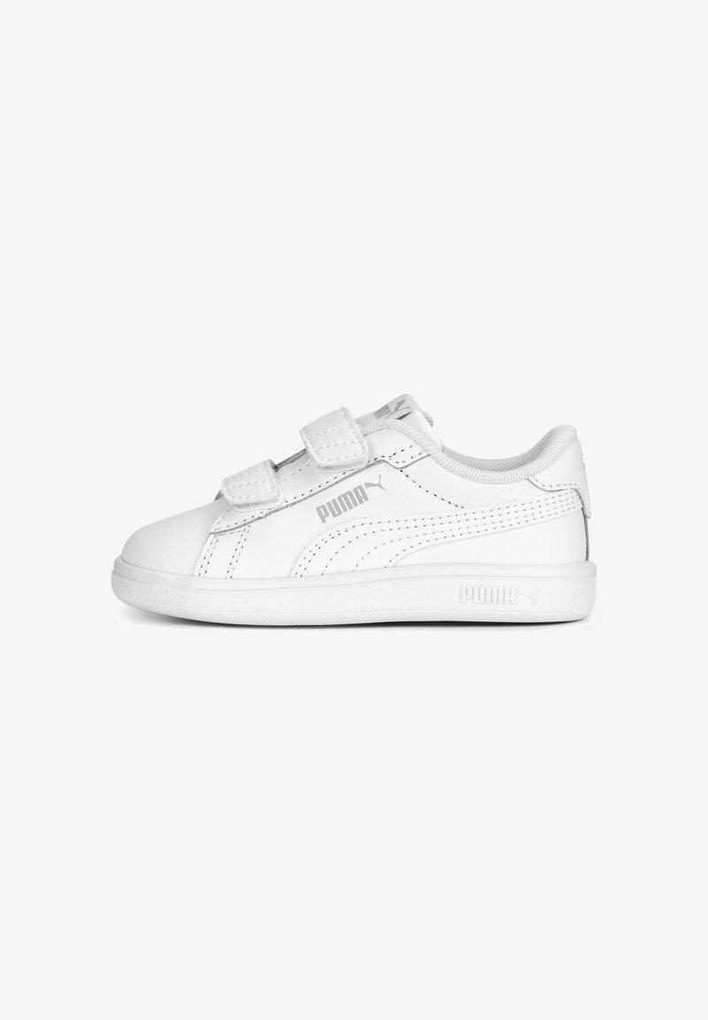 Λευκά δερμάτινα sneakers με βέλκρο, στρογγυλή μύτη, υφή στον πάτο και διακριτές ραφές. Περιλαμβάνει το λογότυπο της Puma στο πλάι και στη φτέρνα.