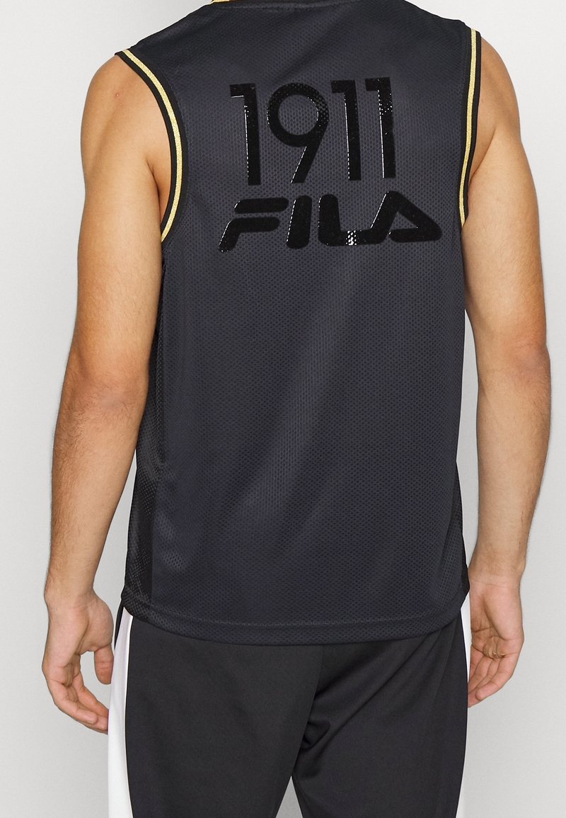 Schwarzes ärmelloses Sporttrikot mit Netzstruktur, das glänzende Logos "1911" und "FILA" in kontrastierenden Farben zeigt. Goldene Akzente an den Schulternähten.