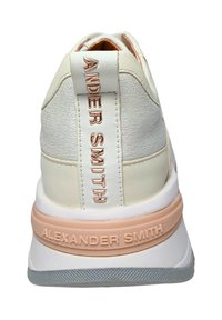 Baskets blanches avec une tige texturée, des accents beige et "ALEXANDER SMITH" embossé sur le talon et la semelle intermédiaire. Semelle en caoutchouc plate.