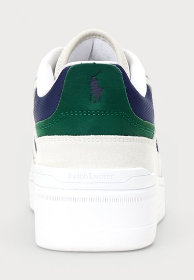 Valkoiset tennarit, joissa on laivastonsinisiä ja vihreitä vivahteita. Ominaisuuksiin kuuluu mokkanahka ja teksturoitu materiaali, pienen logon kanssa kannassa ja teksturoitu valkoinen pohja.