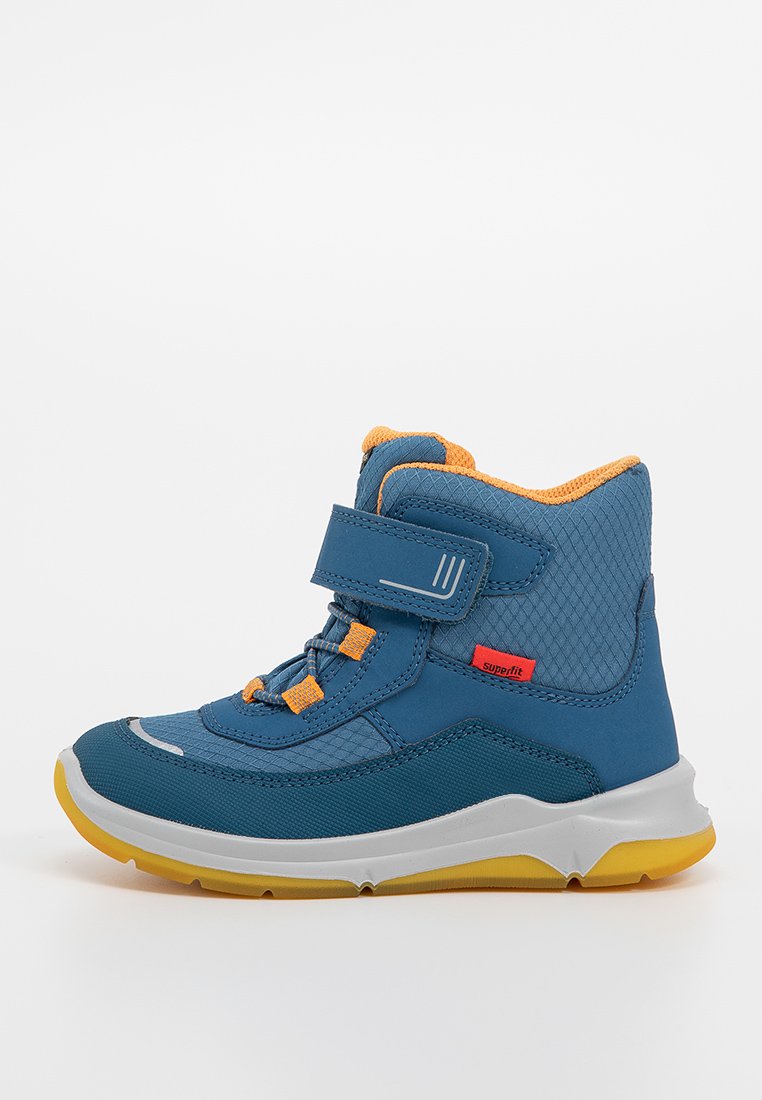 Blaue High-Top-Schuhe mit orangefarbenen Akzenten, aus strukturiertem Stoff gefertigt. Verfügt über einen Klettverschluss, Einsätze aus Mesh und eine gelbe Gummisohle.