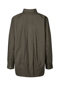Camicia a maniche lunghe di colore verde oliva realizzata in tessuto leggero. Presenta un design con pieghe sul retro e polsini con bottoni, con orlo dritto sul fondo.