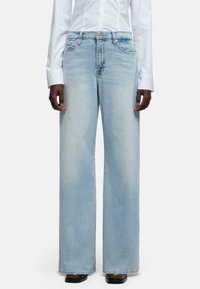 Jeans a gamba dritta di colore azzurro chiaro in denim, con classico design a cinque tasche, leggero effetto sbiadito e chiusura a bottone in vita.