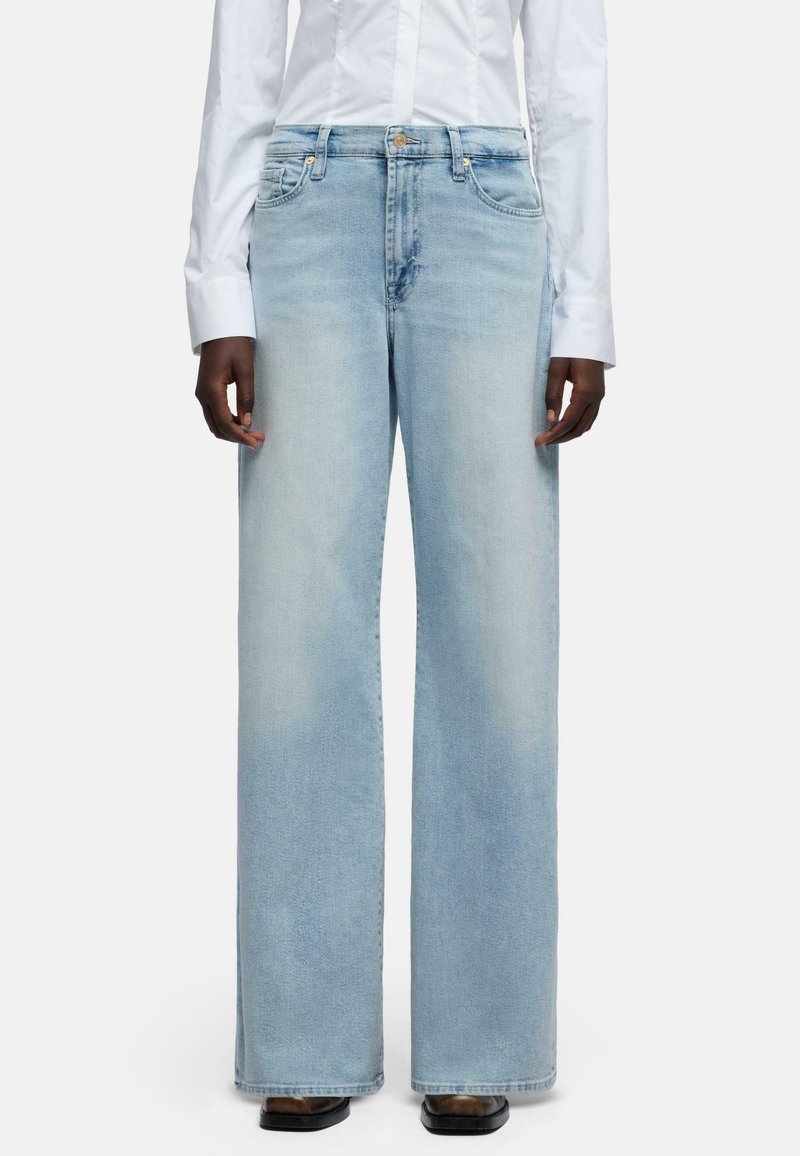 Jeans a gamba dritta di colore azzurro chiaro in denim, con classico design a cinque tasche, leggero effetto sbiadito e chiusura a bottone in vita.