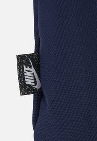 Nike Sportswear HERITAGE CROSSBODY UNISEX - Mala a tiracolo - midnight navy/midnight navy/sail