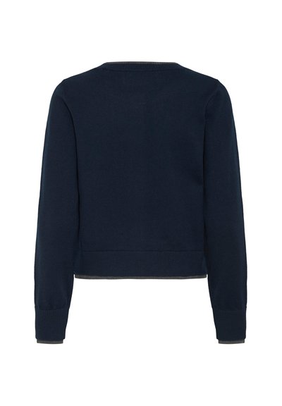 Jūras zila cropped džemperis, kas izgatavots no mīksta auduma, ar garām piedurknēm, ribotām aprocēm un apaļu kakla izgriezumu ar diskretu pelēku akcentu apakšmalā.