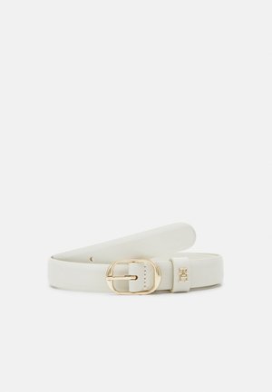 Witte leren riem met afgeronde gouden gesp en klein gouden logodetail op de lus, opgerold weergegeven op een witte achtergrond.