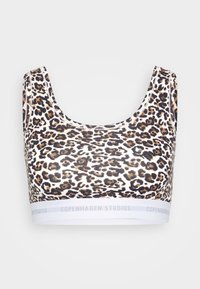 Sportsbh med leopardprint, brede stropper og en hvid elastik underneden med teksten "Copenhagen Studios".