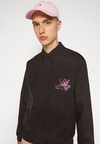 Makia MAGNOLIA JACKET UNISEX - Letná bunda - black