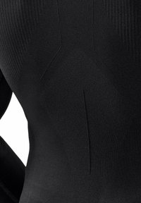 Schwarzes Longsleeve-Sportoberteil mit strukturiertem Muster und glattem Rücken, figurbetontem Schnitt und dezenten Nahtdetails für zusätzlichen Komfort.