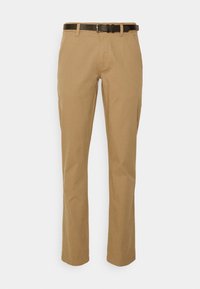 Chinos beiges coupe droite pour homme avec poches avant et ceinture marron foncé, présentés sur un fond blanc uni.