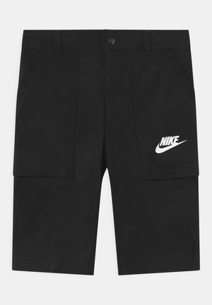 Czarne spodenki do kolan z przednimi kieszeniami i białym logo Nike na prawej kieszeni, z pętlami na pasek i zapięciem na guzik.
