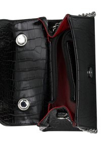 Zwarte neplederen handtas met een krokodillenpatroon. Heeft een rode binnenkant, zilveren beslag, drukknoopsluiting en ritscompartimenten.