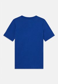 T-shirt en coton bleu à manches courtes, col rond et sans détails de design visibles. Texture lisse et coupe décontractée.