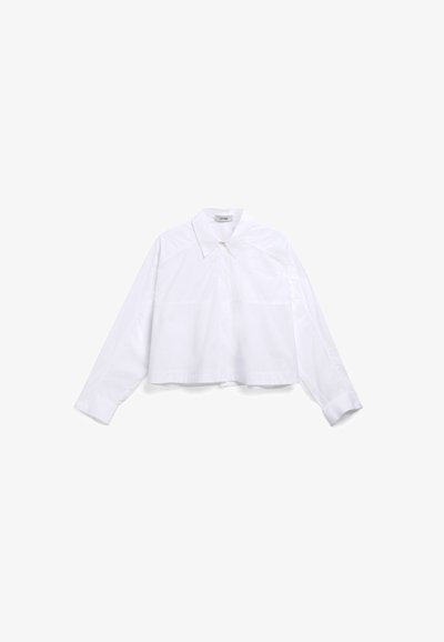 Camicia bianca corta con colletto classico, maniche lunghe e dettagli di cucitura sottili, realizzata in un morbido tessuto misto cotone.